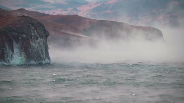 Jezero Bajkal, mrazivá pára a skalnatý okraj. Pára z jezírka před mrazem na chladném podzimu. Divoké pobřeží — Stock video