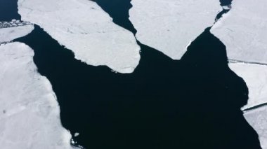 Kutup buzulları üzerindeki uçuş buzullar. Küresel ısınma ve iklim değişikliği. Bahar Gölü Baykal, eriyor