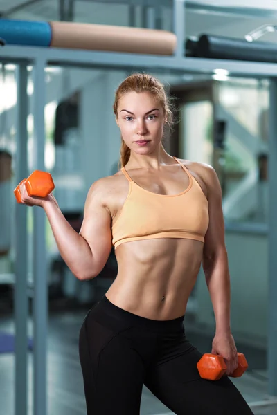 Mulher no ginásio com barbell — Fotografia de Stock