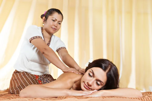 Jeune femme se faire masser au spa thaïlandais . — Photo