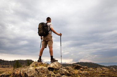 gökyüzüne bakarak backpacker