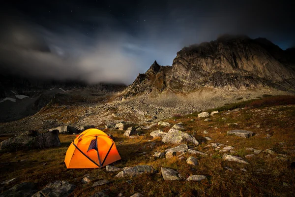 Acampamento turístico nas montanhas — Fotografia de Stock