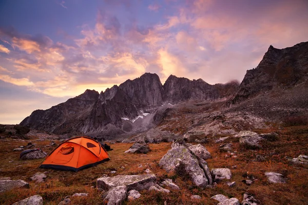 Acampamento turístico nas montanhas — Fotografia de Stock