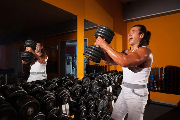 Mann beim Training mit Langhantel — Stockfoto