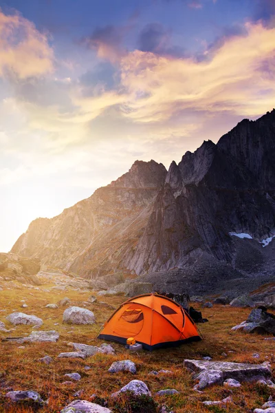 Turist camping i bergen Stockbild