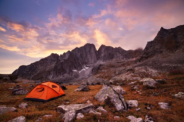 Turist camping i bergen Stockfoto
