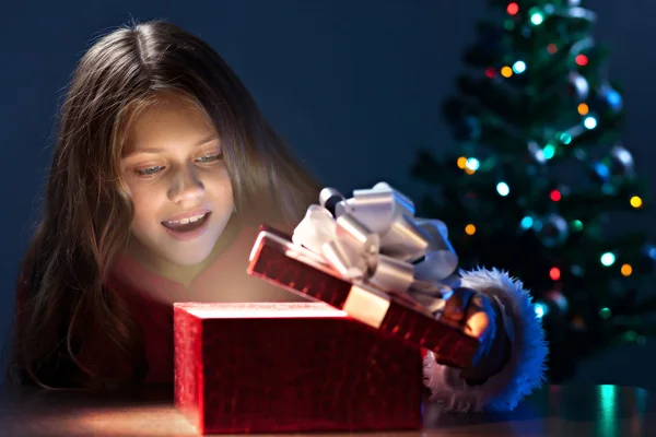 Girl girl open christmas box — Stock Photo, Image