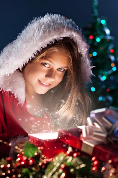 Girl open christmas box — Stock Photo, Image