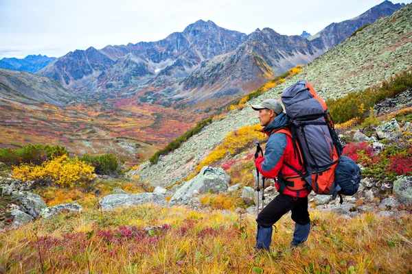 Backpacker in montagna — Foto Stock