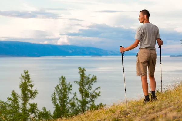 Wanderer in der Nähe des schönen Sees — Stockfoto