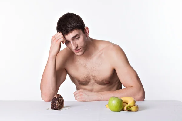 Mann mit Früchten und Kuchen — Stockfoto