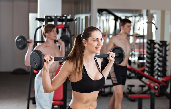 Cross fit med skivstång i gymmet — Stockfoto