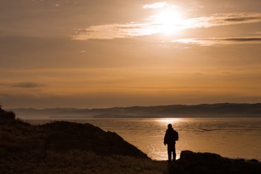 gökyüzüne bakarak backpacker