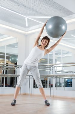 Kadın topu ile spor salonunda