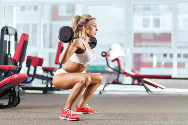 Mulher fazendo exercício com barbell — Fotografia de Stock