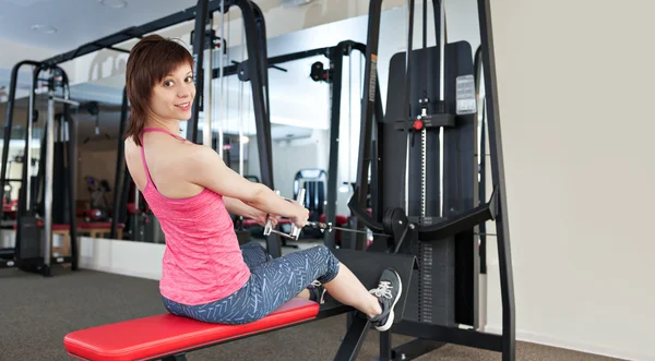 Kobieta treningi w siłowni — Zdjęcie stockowe