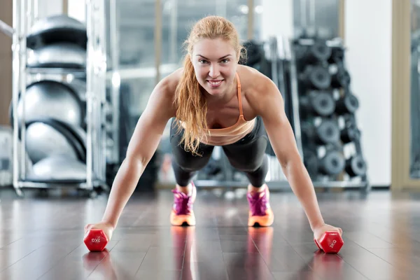 Vrouw training in de sportschool — Stockfoto