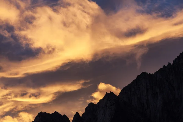 嵐の雲と山 — ストック写真