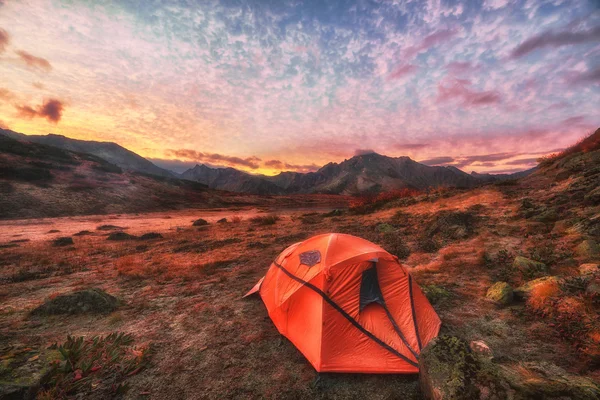 Zelten bei Sonnenaufgang in den Bergen — Stockfoto