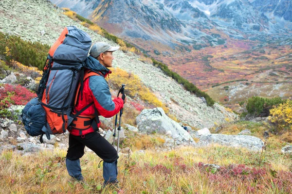 Hiker in a mountains — Stock Photo, Image