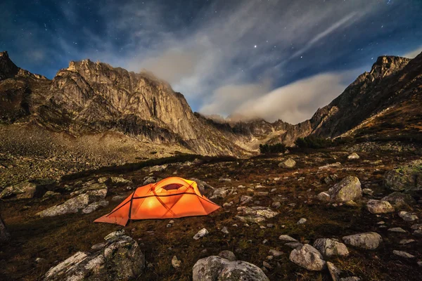 Tente orange dans les montagnes. — Photo