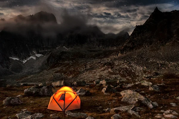A hegyekben éjszaka kemping — Stock Fotó