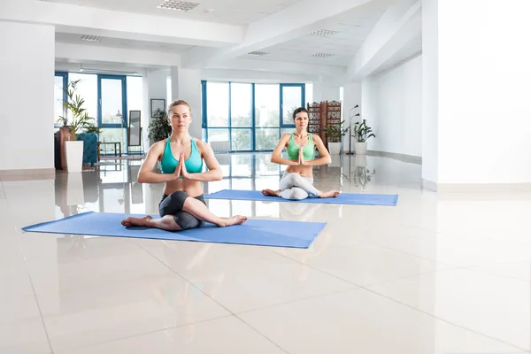 Hezké ženy, kurz jóga asana — Stock fotografie