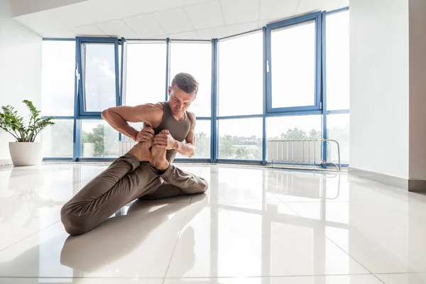 Yoga uomo allenamento in palestra — Foto Stock