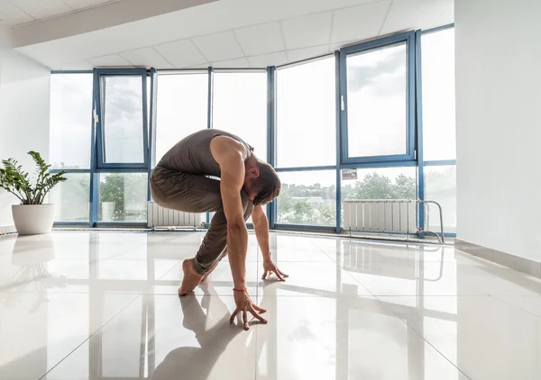 Uomo yoga di formazione — Foto Stock