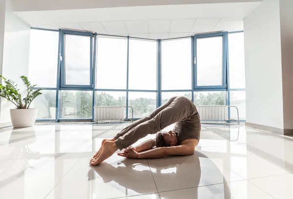 Yoga uomo formazione in palestra — Foto Stock