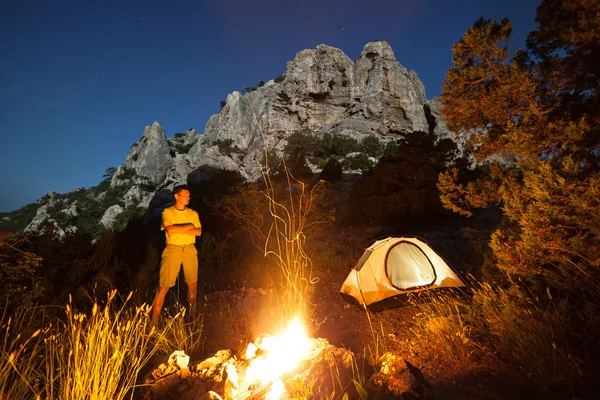 Mann zeltet in der Nacht — Stockfoto