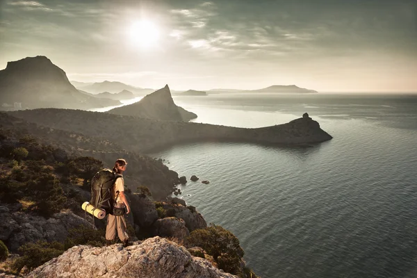 Vrouw ziet er bij zonsopgang — Stockfoto