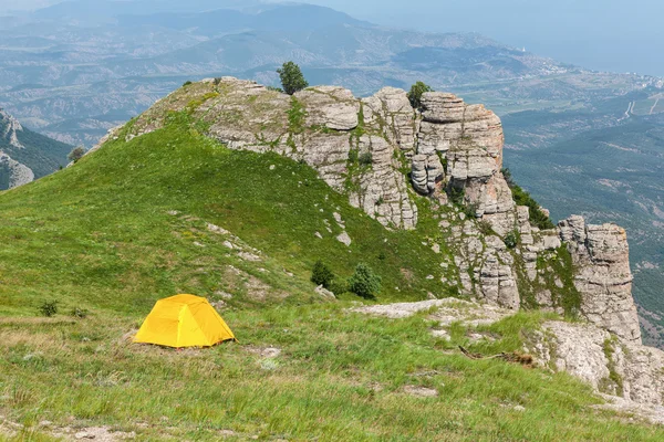 Acampar nas montanhas — Fotografia de Stock