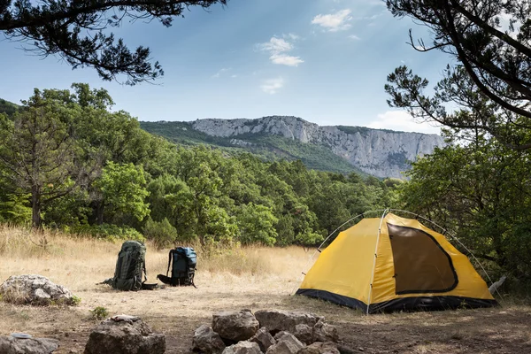 Rugzakken en camping — Stockfoto