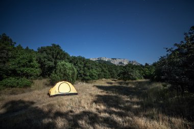 Çadır karşı dağlar, gece