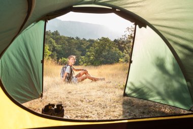 Bir kamp içinde genç kadın