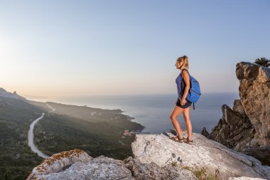 Kadın dağ tepe üzerinde