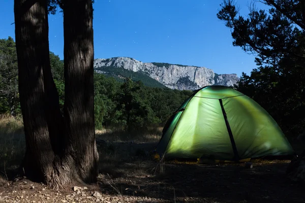 Tent tegen berg bij nacht — Stockfoto