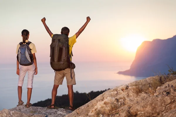 Senderistas mirando el amanecer — Foto de Stock