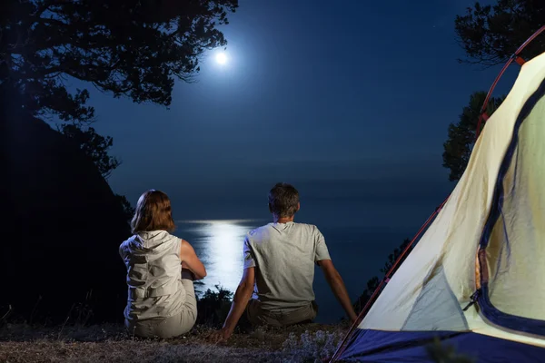 Silueta de pareja turística por la noche — Foto de Stock