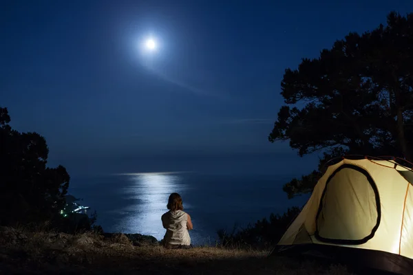 Silhouette einer Frau in der Nähe des Zeltes bei Nacht — Stockfoto