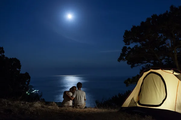 Par på moon natten nära tält — Stockfoto