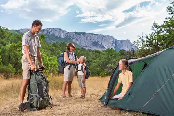 Bonne famille dans le camping — Photo