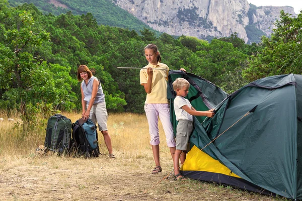 Familie baut ein Zelt auf — Stockfoto