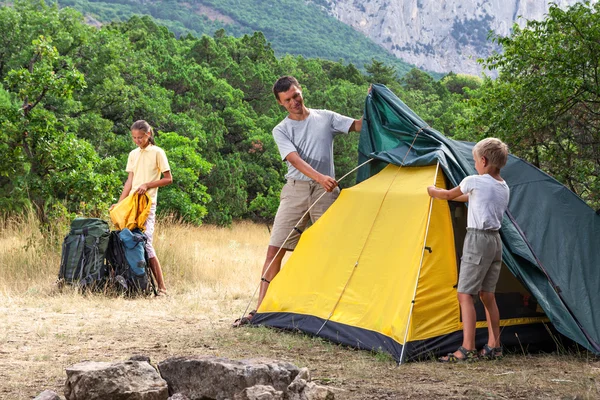 Vater mit Kindern beim Zeltaufbau — Stockfoto