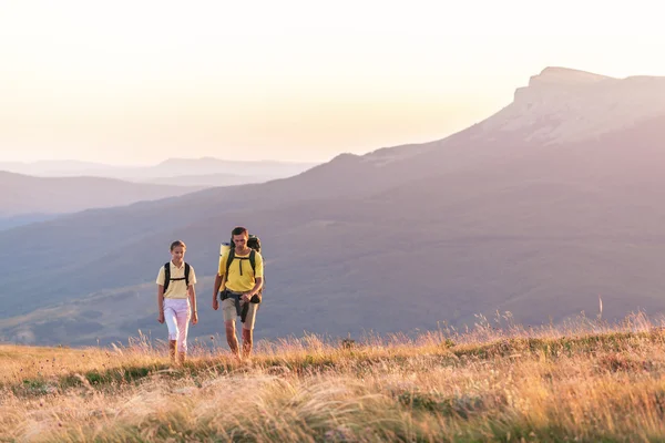 Couple marchant sur les collines — Photo