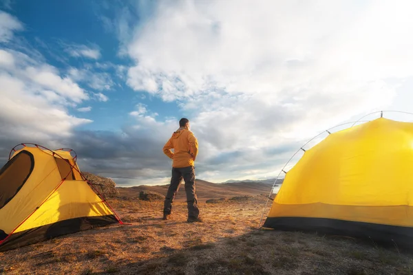 Homem no acampamento — Fotografia de Stock