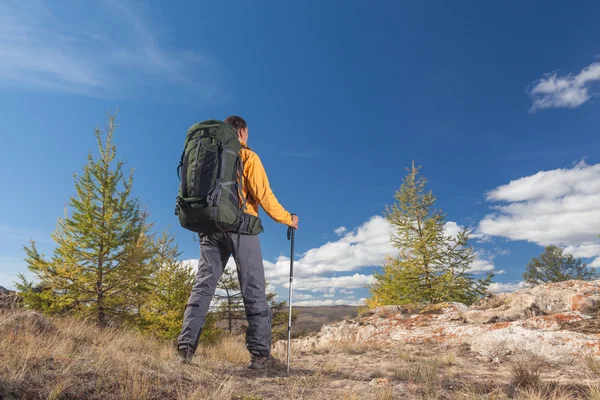 Wanderer mit Rucksack — Stockfoto