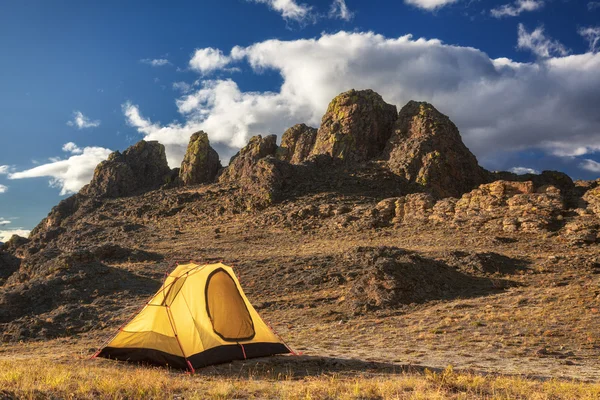 在一个阳光明媚的草甸的黄色帐篷里 — 图库照片