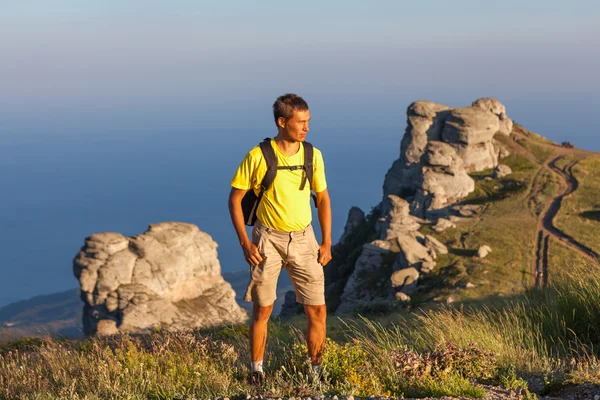 Man wandelen in de bergen — Stockfoto